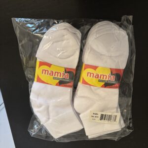 Ladies ankle socks, comes in black and white.